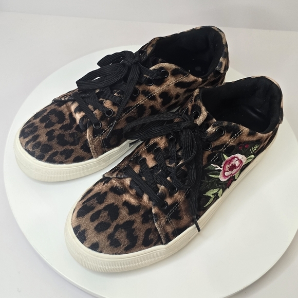 ⭐️40% Off⭐️ Madden Girl Addie Leopard Velvet with Embroidered Rose Sneakers - Picture 4 of 12